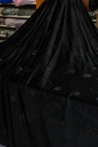 قطعة مخمل على سترتش مشغول بالكرستال