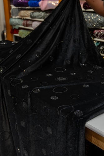 قطعة مخمل على سترتش مشغول بالكرستال