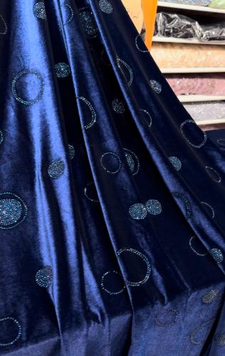 قطعة مخمل على سترتش مشغول بالكرستال