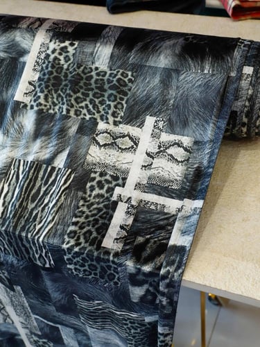 مخمل على سترتش.