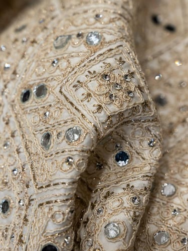 قماش مطرز مشغول بالكرستال وطعم بالمرايات