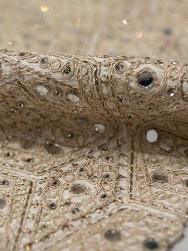 قماش مطرز مشغول بالكرستال وطعم بالمرايات