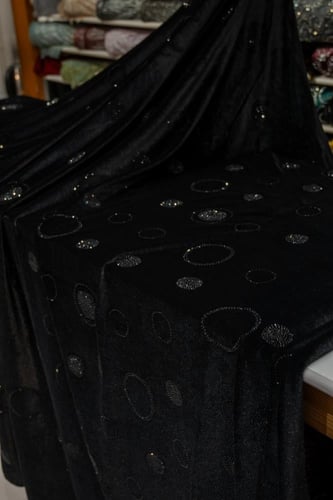 قطعة مخمل على سترتش مشغول بالكرستال