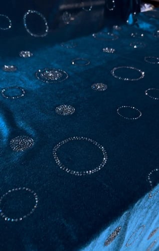 قطعة مخمل على سترتش مشغول بالكرستال