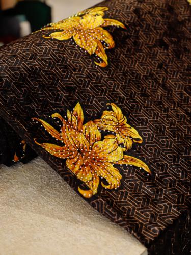 مخمل على سترتش مشغول بالكرستال