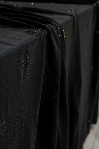 قطعة مخمل على سترتش مشغول بالكرستال