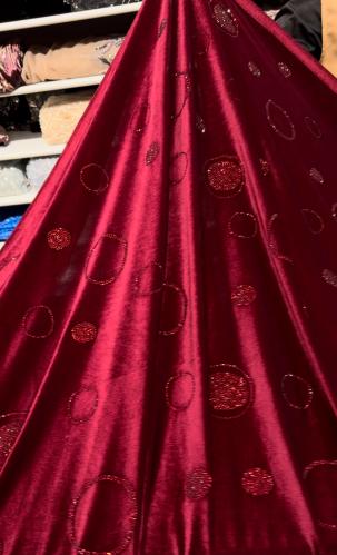 قطعة مخمل على سترتش مشغول بالكرستال