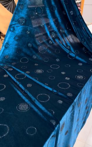 قطعة مخمل على سترتش مشغول بالكرستال