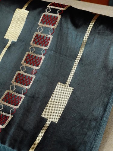 مخمل مطرز على سترتش