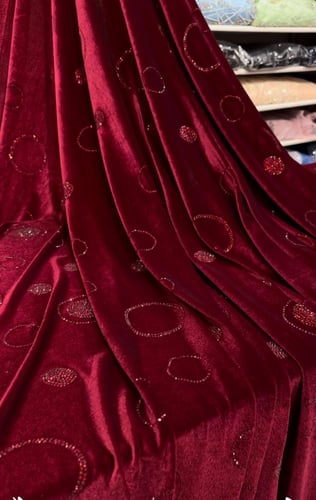 قطعة مخمل على سترتش مشغول بالكرستال