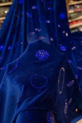 قطعة مخمل على سترتش مشغول بالكرستال