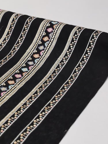 لنن مطرز مشغول على ترتر