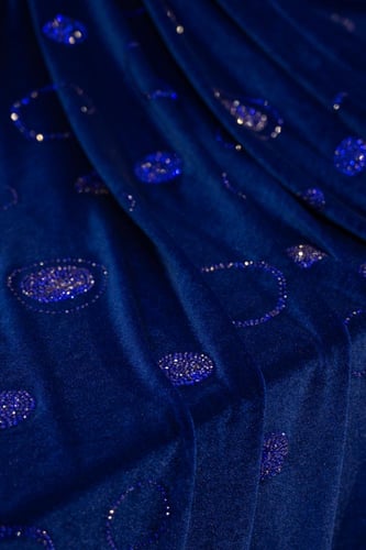 قطعة مخمل على سترتش مشغول بالكرستال