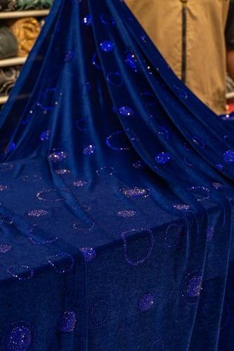 قطعة مخمل على سترتش مشغول بالكرستال