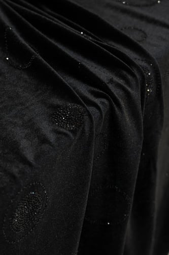 قطعة مخمل على سترتش مشغول بالكرستال