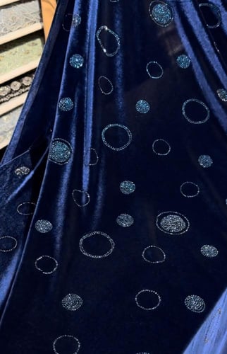 قطعة مخمل على سترتش مشغول بالكرستال