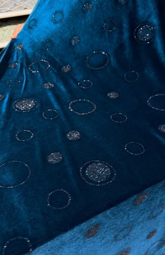 قطعة مخمل على سترتش مشغول بالكرستال