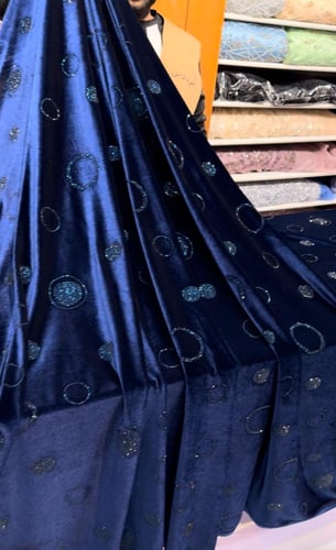 قطعة مخمل على سترتش مشغول بالكرستال