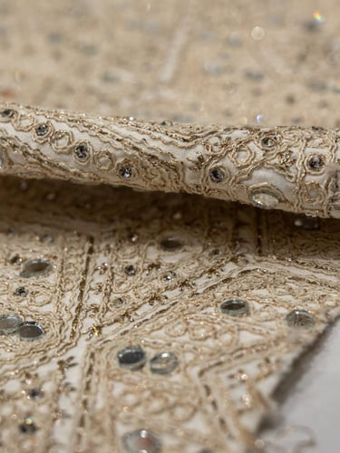 قماش مطرز مشغول بالكرستال وطعم بالمرايات