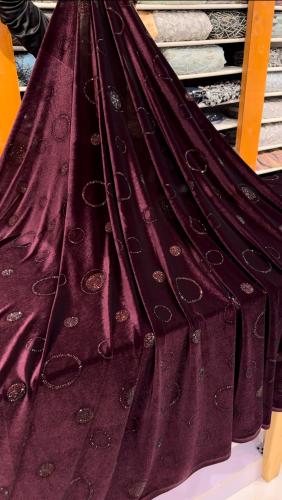 قطعة مخمل على سترتش مشغول بالكرستال