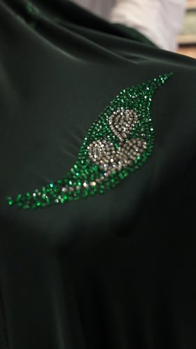 قطعه حرير مشغول بالكرستال ( لون اخضر زيتي )