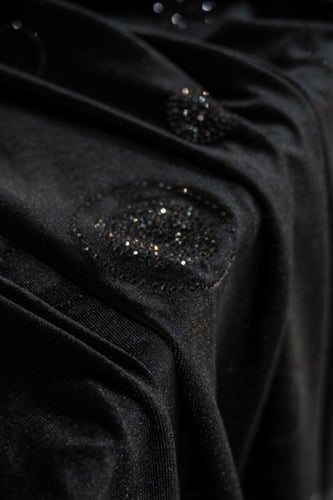 قطعة مخمل على سترتش مشغول بالكرستال