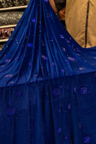 قطعة مخمل على سترتش مشغول بالكرستال