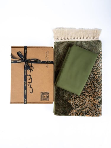 طقم شرشف صلاة مربع ( زيتي ) مع سجادة