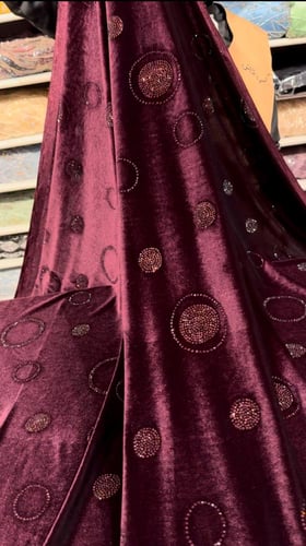 قطعة مخمل على سترتش مشغول بالكرستال