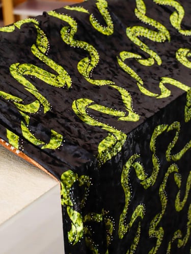 مخمل على سترتش مشغول بالكرستال