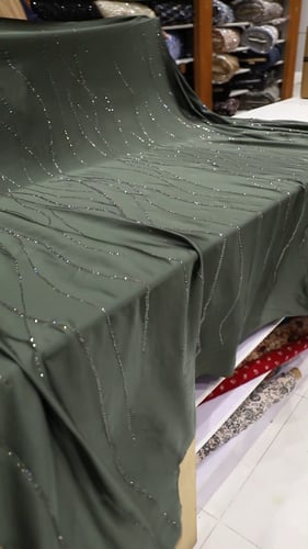 قطعة حرير مشغول على كرستال ( لون زيتوني )