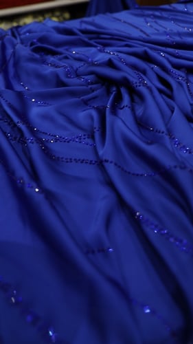 قطعة حرير مشغول على كرستال( لون ازرق ملكي )