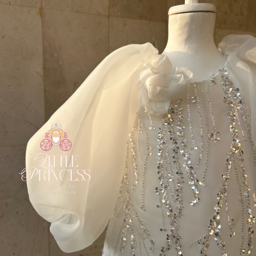 White princess dress With puffy sleeves فستان الأم...