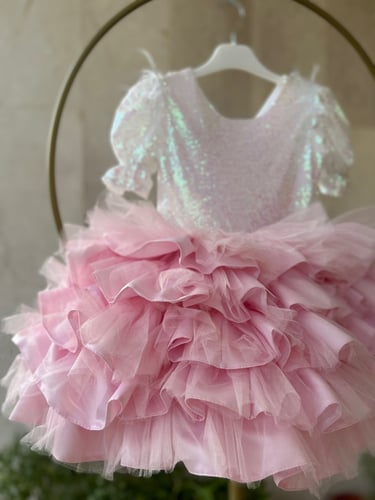 فستان كوتن كاندي ابيض ووردي بطبقات منفوش