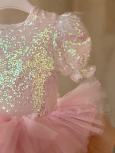 فستان يونيكورن ملون وكم قصير