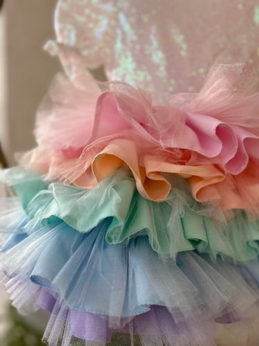 فستان يونيكورن ملون وكم قصير