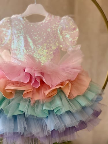 فستان يونيكورن ملون وكم قصير