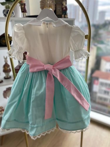 فستان كلاسيك للرضع بتطريز فراشات باللون الابيض وال...