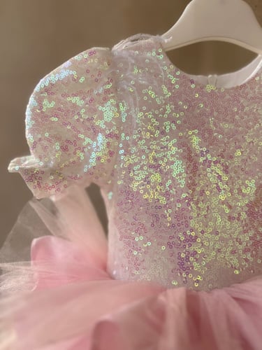 فستان يونيكورن ملون وكم قصير