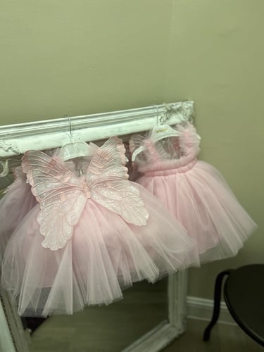 فستان الفراشات الوردي