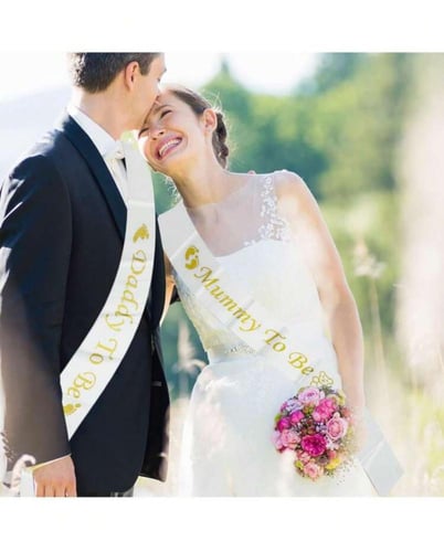 وشاح للأم والاب ابيض وذهبي لحفل كشف جنس الجنين