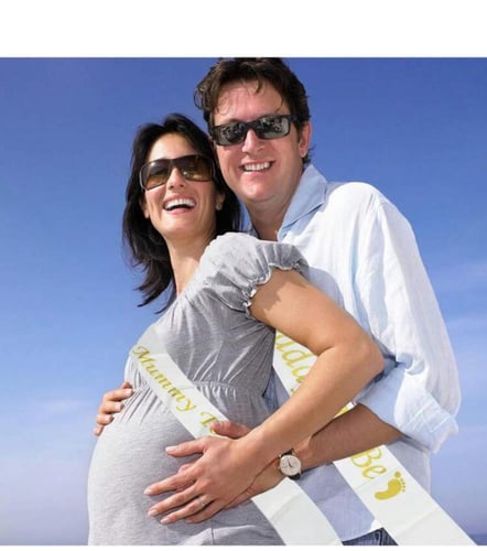 وشاح للأم والاب ابيض وذهبي لحفل كشف جنس الجنين