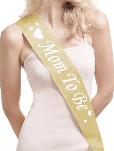 وشاح ذهبي للأم لحفل كشف جنس الجنين