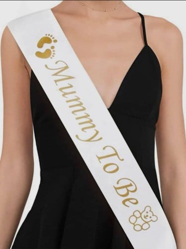 وشاح ابيض وذهبي لحفل كشف جنس الجنين