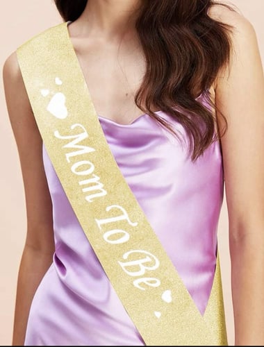 وشاح ذهبي للأم لحفل كشف جنس الجنين