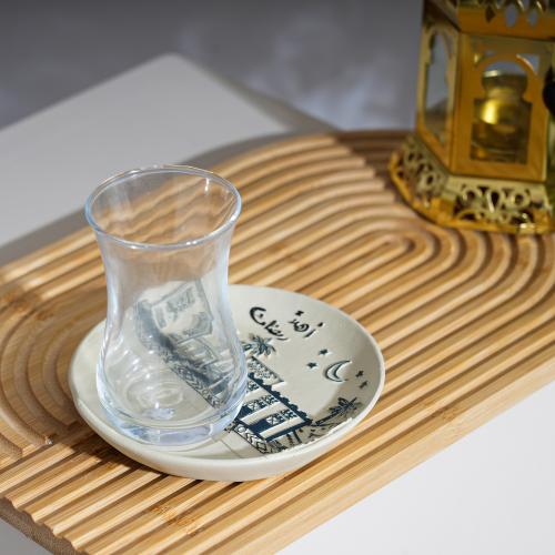 كاسة شاي زجاج مع صحن بتصميم تراثي رمضاني