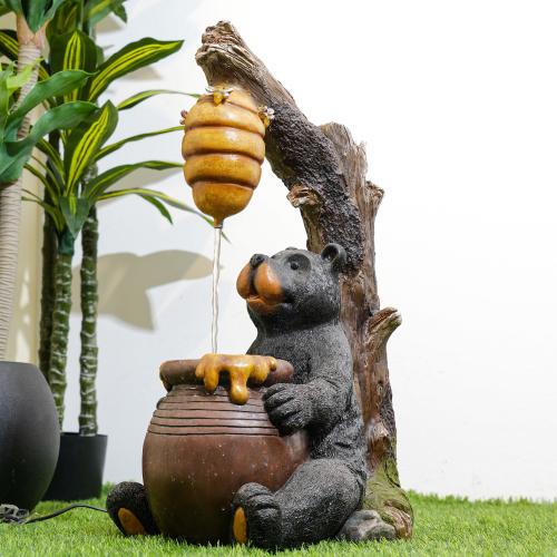 نافورة مياه بتصميم جذع شجرة و مزينة بخلية نحل و دب...