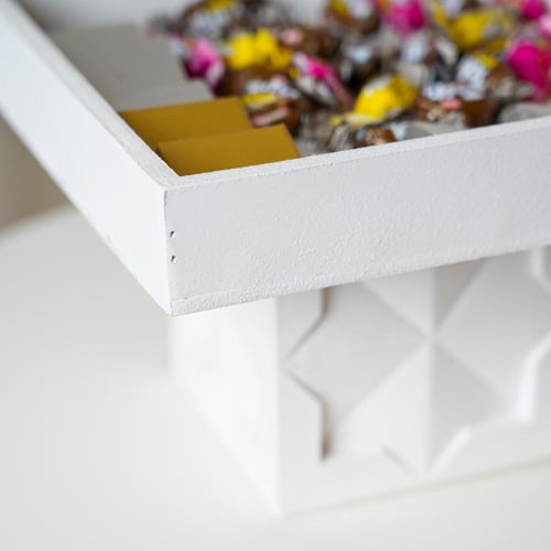 ستاند تقديم الحلوي ريزن بتصميم مميز باللون الابيض...