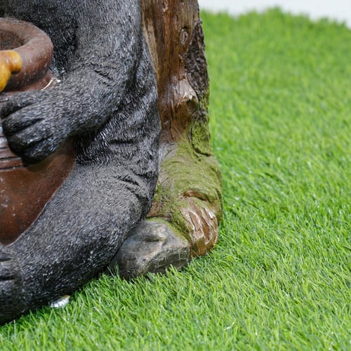 نافورة مياه بتصميم جذع شجرة و مزينة بخلية نحل و دب...