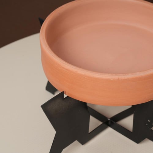 صحن تقديم فخار بقاعدة معدن بعبارة (نورتونا) لون اس...